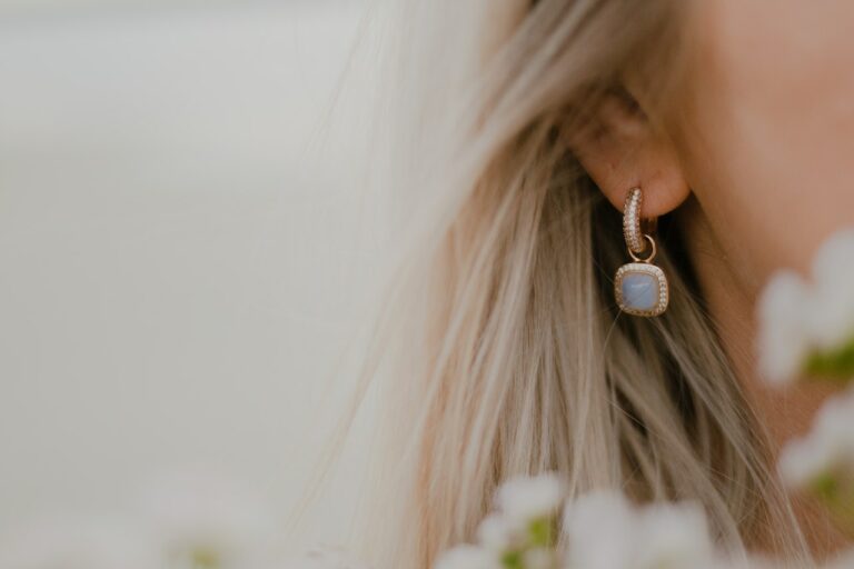 Sparkle and Shine: The Ultimate Guide to Buying Women's Earrings