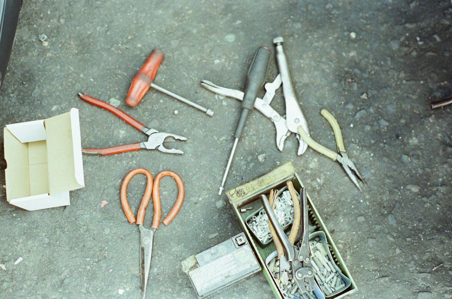 Efficient Techniques for Using Hand-Held Banding Trimmers and Scraper