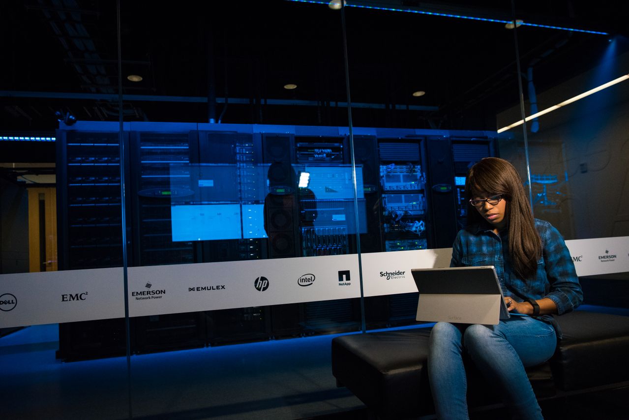 How to Protect High-Density Server Environments from Unpredictable Power Disruptions How to Protect High-Density Server Environments from Unpredictable Power Disruptions